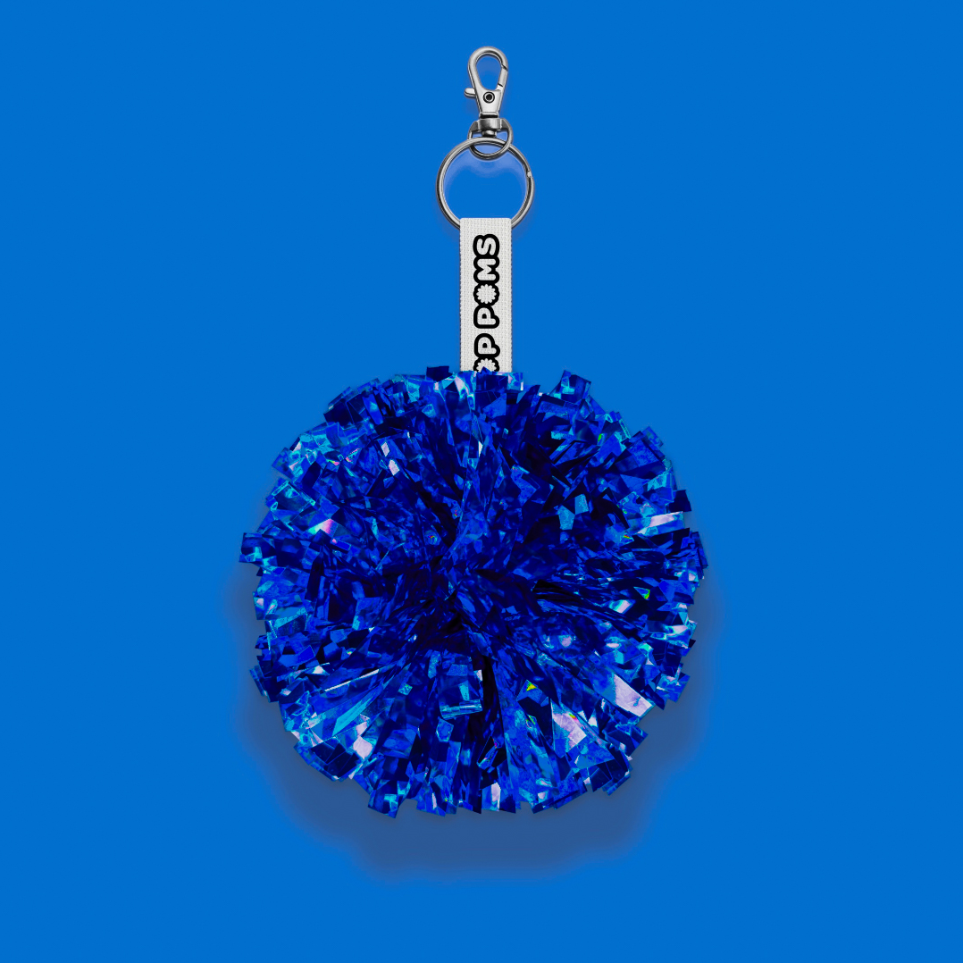 Kungsblå nyckelring med pom pom i krossat holografiskt material